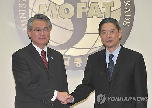Thứ trưởng Ngoại giao Hàn Quốc Park Suk Hwan (trái) và Thứ trưởng Ngoại giao Trung Quốc Zhang Zhijun Thứ trưởng Ngoại giao Hàn Quốc Park Suk Hwan (trái) và Thứ trưởng Ngoại giao Trung Quốc Zhang Zhijun