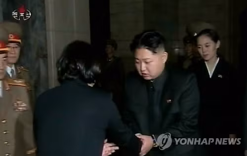 Đại tướng Kim Jong Un bắt tay chào Chủ tịch tập đoàn Huyndai Huyn Jeong Eun