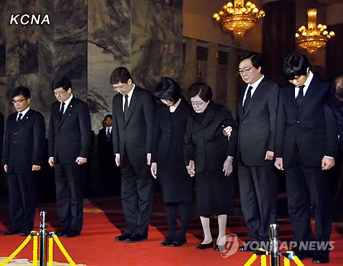 Phái đoàn Hàn Quốc viếng Chủ tịch Kim tại lăng Kumsusan