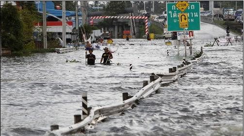 Một con đường ở ngoại ô Bangkok giờ đã ngập ngang thắt lưng một người lớn. Ảnh: Reuters Một con đường ở ngoại ô Bangkok giờ đã ngập ngang thắt lưng một người lớn. Ảnh: Reuters