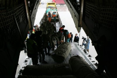 Nhân viên EMERCOM tham gia cứu trợ nạn nhân động đất ở Thỗ Nhì Kỳ trong tháng 10/2011