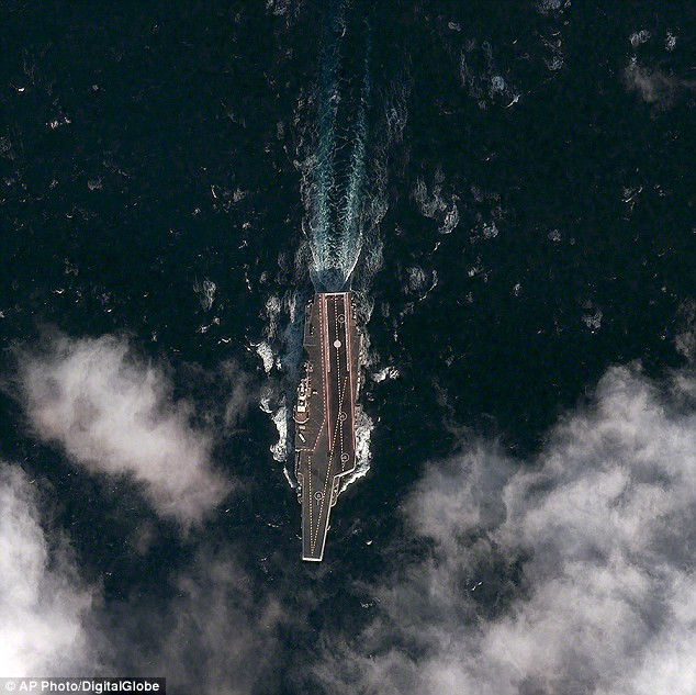 Ảnh tàu sân bay Thi Lang được chụp bằng vệ tinh của DigitalGlobe Ảnh tàu sân bay Thi Lang được chụp bằng vệ tinh của DigitalGlobe