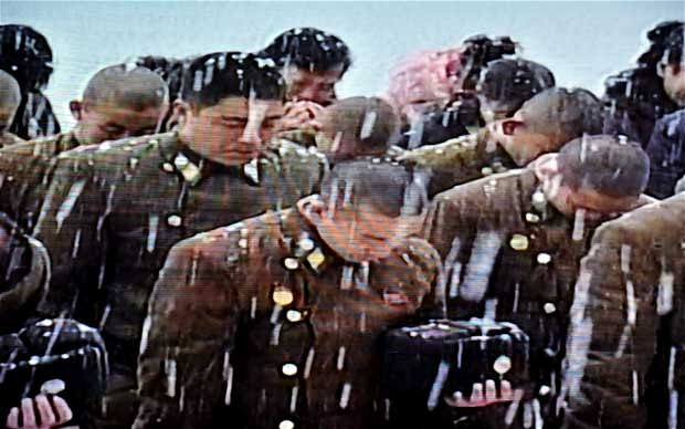 Tuyết rơi trên đầu các binh sĩ Triều Tiên tưởng niệm Chủ tịch Kim ở Bình Nhưỡng Tuyết rơi trên đầu các binh sĩ Triều Tiên tưởng niệm Chủ tịch Kim ở Bình Nhưỡng