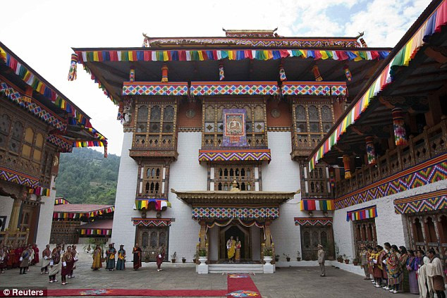 Vua Jigme Khesar Namgyel Wangchuck và Hoàng hậu mới đều là những người rất yêu nghệ thuật. Vua Jigme Khesar Namgyel Wangchuck và Hoàng hậu mới đều là những người rất yêu nghệ thuật.
