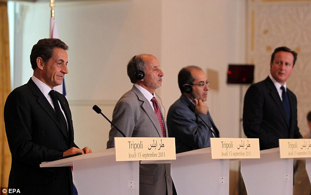 Liên minh châu Âu (EU) ngày 14/9 đã đề nghị cả hai phía chấm dứt bắn giết lẫn nhau, đặc biệt là cần dừng ngay lập tức những hành động giết hại những người lao động nhập cư từ vùng hạ Sahara và người Libya da màu, những người bị phe nổi dậy buộc tội chiến đấu dưới hàng ngũ của ông Gaddafi. Liên minh châu Âu (EU) ngày 14/9 đã đề nghị cả hai phía chấm dứt bắn giết lẫn nhau, đặc biệt là cần dừng ngay lập tức những hành động giết hại những người lao động nhập cư từ vùng hạ Sahara và người Libya da màu, những người bị phe nổi dậy buộc tội chiến đấu dưới hàng ngũ của ông Gaddafi.