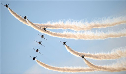 Đội bay của "Mũi tên đỏ" tạo thác trắng bằng khói Đội bay của "Mũi tên đỏ" tạo thác trắng bằng khói