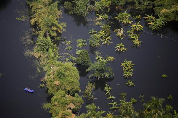 Một con thuyền nhỏ trôi nổi giữa biển nước mệnh mông ở vùng ngoại ô Bangkok Một con thuyền nhỏ trôi nổi giữa biển nước mệnh mông ở vùng ngoại ô Bangkok