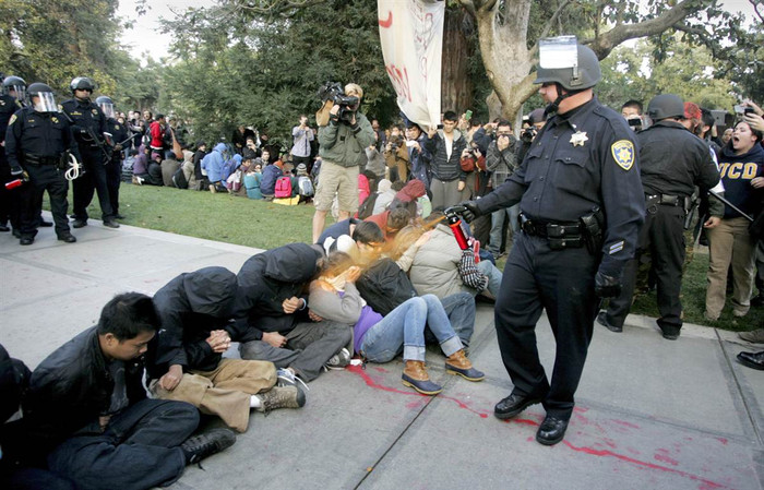 Cảnh sát New York xịt hơi cay vào nhóm sinh viên biểu tình "Occupy" tại đại học California hôm 18/11. Cảnh sát New York xịt hơi cay vào nhóm sinh viên biểu tình "Occupy" tại đại học California hôm 18/11.