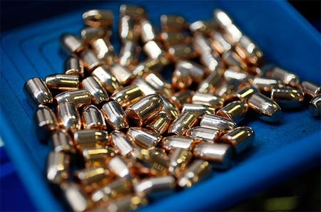 Một thùng chất đầy các đầu đạn 0,40.