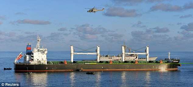 Tuy nhiên, các thủy thủ trên tàu đã nhanh nhẹn tới trú ẩn trong khoang máy, giành quyền kiểm soát chuyển động của tàu và lái tàu tới gần khu vực mà lực lượng chống cướp biển thường đi tuần tra.