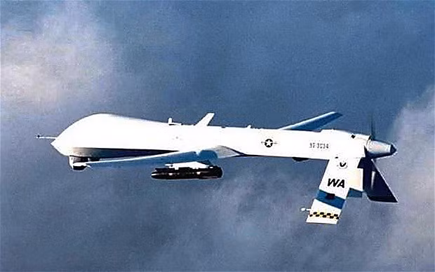 Một máy bay không người lái đang phóng tên lửa