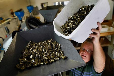 Bên trong nhà máy sản xuất đạn Stone Hart ở Miami