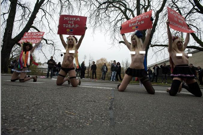 Một nhóm ủng hộ phong trào FEMEN tiến hành biểu tình khoản thân ở Zurich chống lại nạn mại dâm và phụ nữ bị đối xử như một món hàng trên phố hôm 10/11. Một nhóm ủng hộ phong trào FEMEN tiến hành biểu tình khoản thân ở Zurich chống lại nạn mại dâm và phụ nữ bị đối xử như một món hàng trên phố hôm 10/11.
