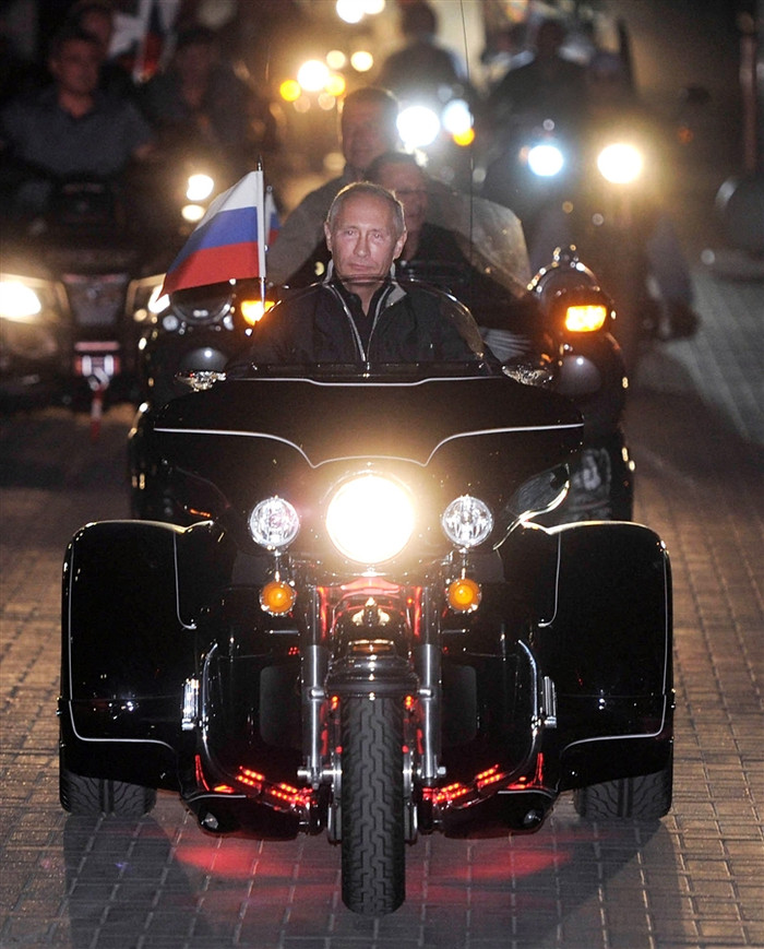 Ông Putin lái chiếc xe Harley-Davidson dẫn đầu đoàn trình diễn.
