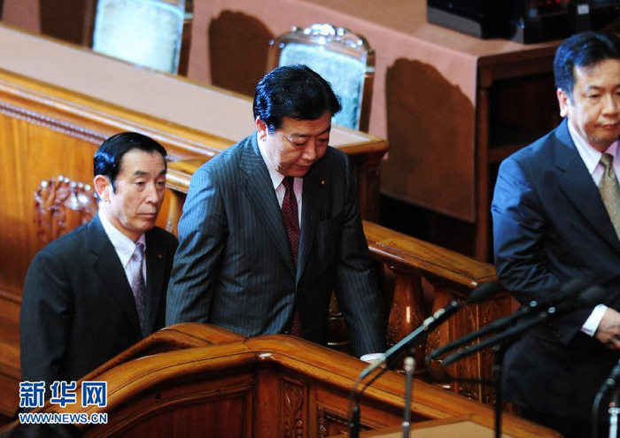 Ông từng tốt nghiệp Đại học Waseda và bắt đầu sự nghiệp chính trị từ năm 1993.