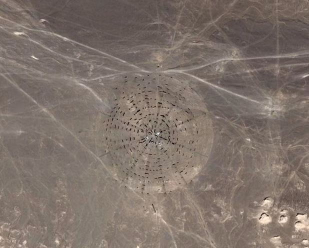 Cả cấu trúc này nằm trên biên giới của tỉnh Cam Túc và Tân Cương; cách khu trụ sở chính của chương trình nghiên cứu vũ trụ và phóng tàu vũ trụ Jiuquan của Trung Quốc khoảng 160 km. Google Maps cho thấy một cấu trúc có hình trong với vô số lỗ chạy vòng quanh.