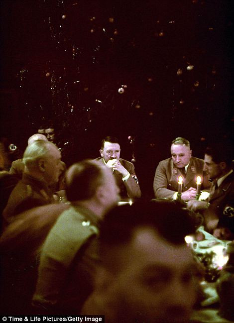 Adolf Hitler (giữa) cùng với Heinrich Himmler (trái) và các sĩ quan chỉ huy cao cấp của lực lượng cảnh sát mật Nazi