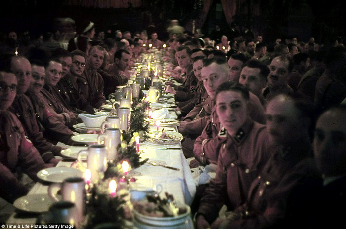 Vào những ngày cuối cùng của Thế chiến 2, nhiếp ảnh gia Jaeger đã giấu những bức ảnh này cùng gần 2.000 bức ảnh khác trong một chiếc lọ thủy tinh và chôn xuống đất để giữ chúng được an toàn trong 10 năm (1955)