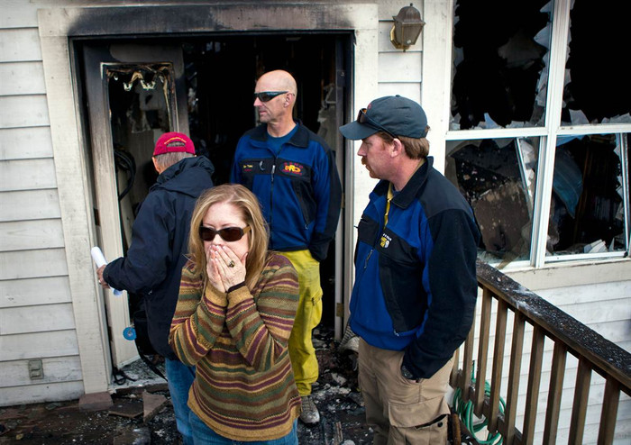 Joelle Greene đang cố kìm chế xúc động khi chứng kiến phần còn lại của ngôi nhà của mình bị đốt cháy do một đám cháy rừng bùng phát tạ Reno, Nevada hôm 19/11. Đám cháy đã khiến 30 ngôi nhà bị phá hủy, buộc 10.000 người phải sơ tán, 1 người thiệt mạng. Joelle Greene đang cố kìm chế xúc động khi chứng kiến phần còn lại của ngôi nhà của mình bị đốt cháy do một đám cháy rừng bùng phát tạ Reno, Nevada hôm 19/11. Đám cháy đã khiến 30 ngôi nhà bị phá hủy, buộc 10.000 người phải sơ tán, 1 người thiệt mạng.