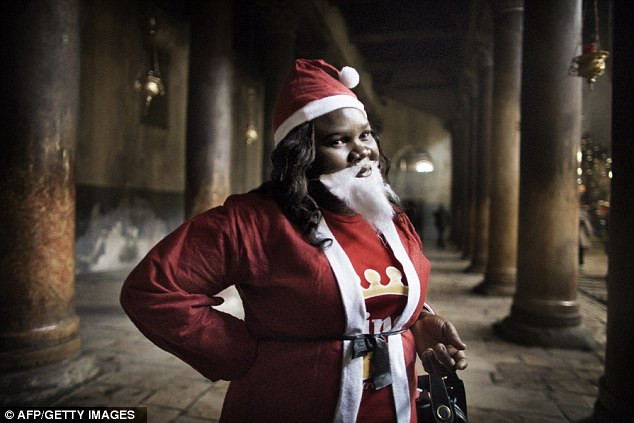 Một "bà già Noel" người Nigeria bên ngoài nhà thờ Giáng sinh Một "bà già Noel" người Nigeria bên ngoài nhà thờ Giáng sinh