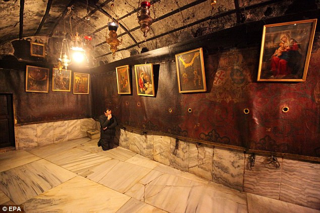Một khách hành hương cầu nguyện bên trong hang Grotto của Nhà thờ Giáng sinh Một khách hành hương cầu nguyện bên trong hang Grotto của Nhà thờ Giáng sinh