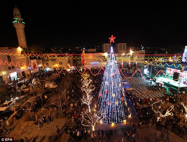 Đám đông tín hữu tập trung quanh cây thông Noel cao 15m tại quảng trường Manger Đám đông tín hữu tập trung quanh cây thông Noel cao 15m tại quảng trường Manger
