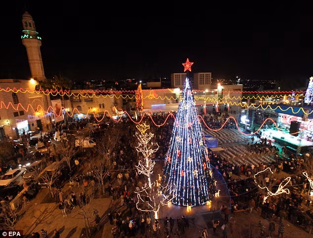 Đám đông tín hữu tập trung quanh cây thông Noel cao 15m tại quảng trường Manger Đám đông tín hữu tập trung quanh cây thông Noel cao 15m tại quảng trường Manger