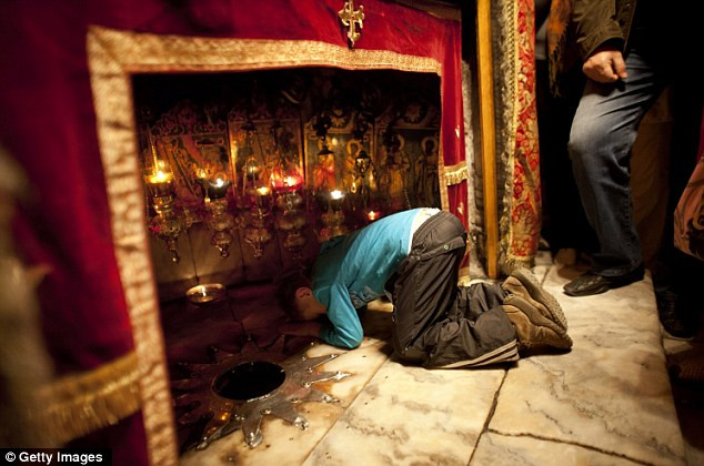 Một cậu bé cầu nguyện tại hang trong nhà thờ Bethlehem Một cậu bé cầu nguyện tại hang trong nhà thờ Bethlehem