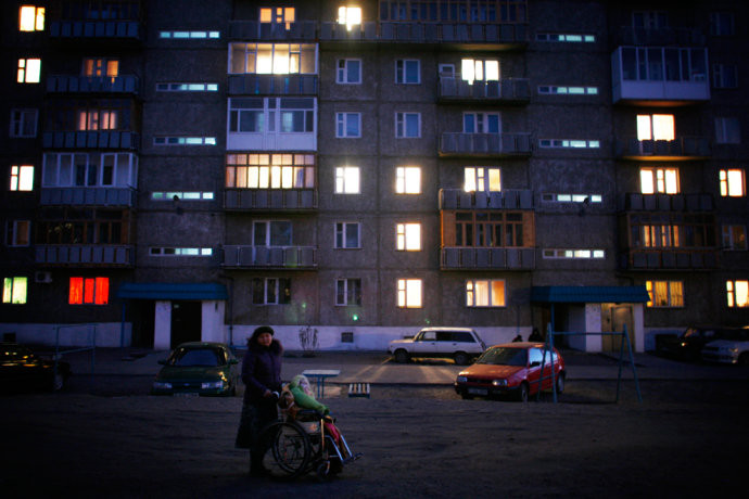 Zhannoor và mẹ trên đường phố ở Kazakhstan