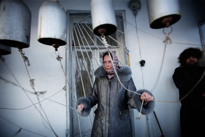 Một phụ nữ kéo chuông nhà thờ tại Kurchatov, Kazakhstan ngày 6/1/2009. Trong thời gian Chiến tranh Lạnh, ở Kurchatov có một trung tâm nghiên cứu và phát triển vũ khí hạt nhân. Đây cũng là nhà của một số lượng lớn các nhà khoa học hạt nhân và kỹ thuật viên.