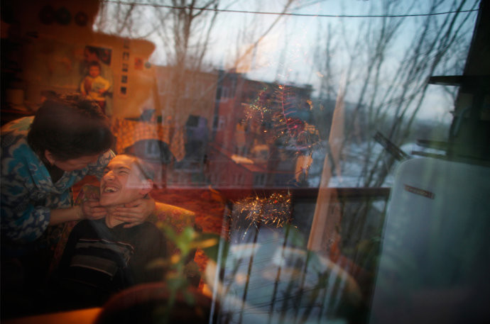 Nikita nép mình bên người mẹ