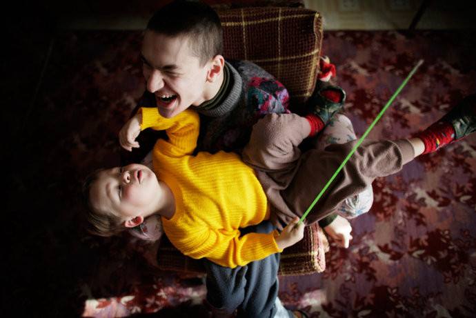 Nikita hạnh phúc khi vui đùa bên cạnh người em Daniel. Nikita chỉ điều khiển được duy nhất chiếc mũi trên cơ thể mình và trò chơi cậu yêu thích nhất đó là dùng chiếc mũi đó cù cậu em.