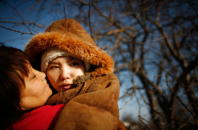 Cô bé Zhannoor trên giường ngủ