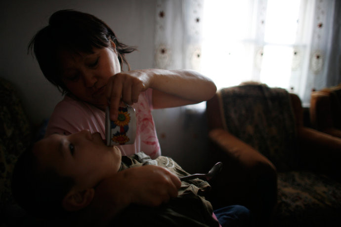 Mayra cho con gái ăn bữa tối.