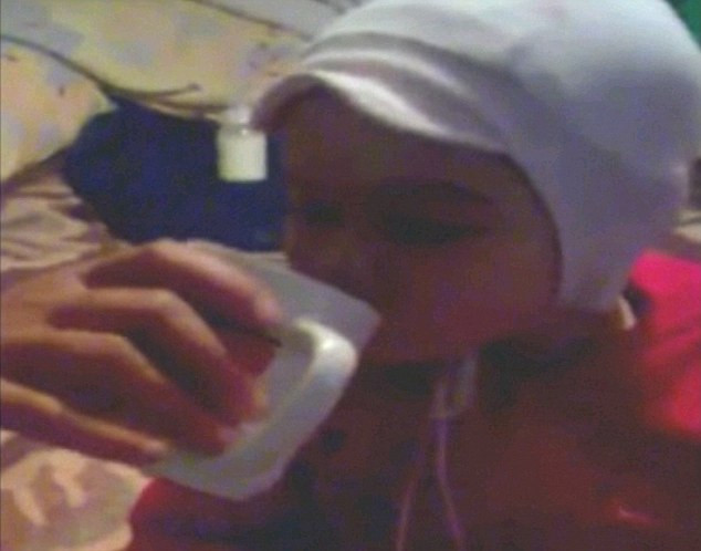 Người mẹ khuyến khích con gái uống cafe sau khi hút thuốc lá