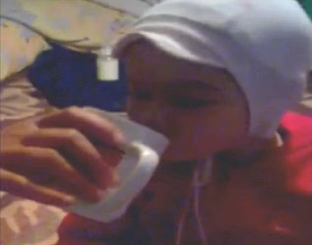 Người mẹ khuyến khích con gái uống cafe sau khi hút thuốc lá