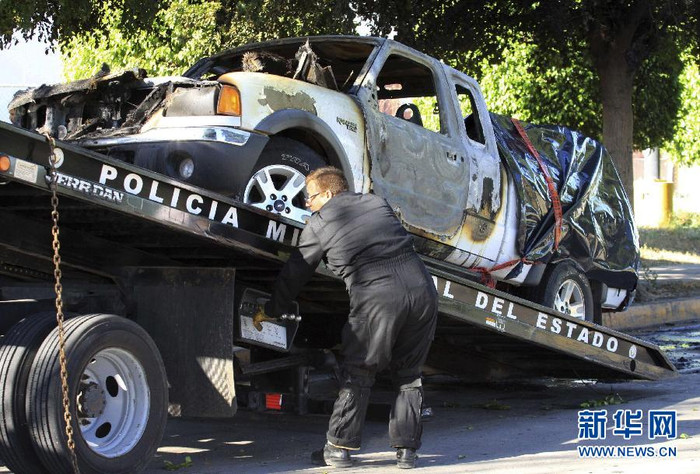 Một trong hai chiếc xe tải bị thiêu Một trong hai chiếc xe tải bị thiêu