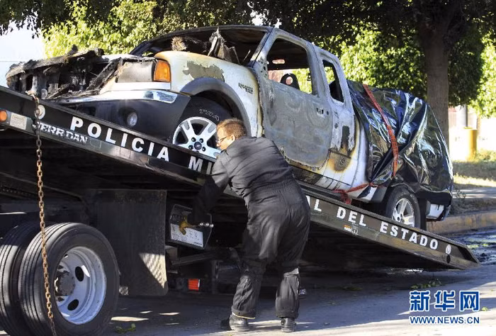 Một trong hai chiếc xe tải bị thiêu