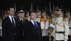 Tổng thống Nga Dmitry Medvedev (phải) và Tổng thống Syria Bashar Assad trong chuyến thăm Damascus tháng 5/2010