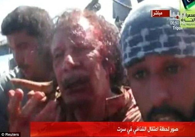 Đại tá Gaddafi cầu xin những người đã bắt giữ mình "Đừng bắn" Đại tá Gaddafi cầu xin những người đã bắt giữ mình "Đừng bắn"