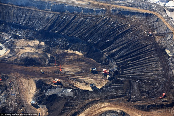 Khai thác mỏ ở Fort McMurray, tại Alberta. Khai thác mỏ ở Fort McMurray, tại Alberta.
