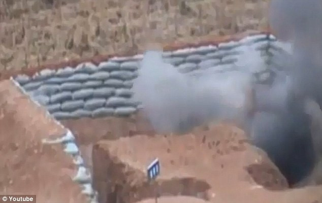 Quả lựu đạn phát nổ sau khi bật ra khỏi bức tường đối diện Quả lựu đạn phát nổ sau khi bật ra khỏi bức tường đối diện