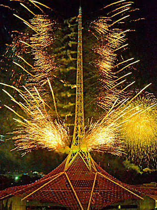 Màn bắn pháo hoa rực rỡ tại Arts Centre ở Melbourne trong năm mới 2012
