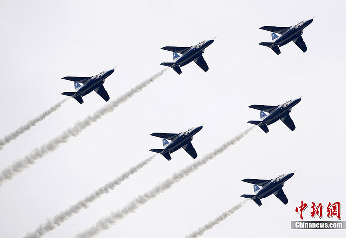 Đội "Sóng xanh" của Không quân Nhật Bản. Sóng xanh sử dụng các máy bay chiến đấu F-86f, trong đó hầu hết các thân máy bay đều được sơn màu trắng, sọc xanh. Đội "Sóng xanh" của Không quân Nhật Bản. Sóng xanh sử dụng các máy bay chiến đấu F-86f, trong đó hầu hết các thân máy bay đều được sơn màu trắng, sọc xanh.