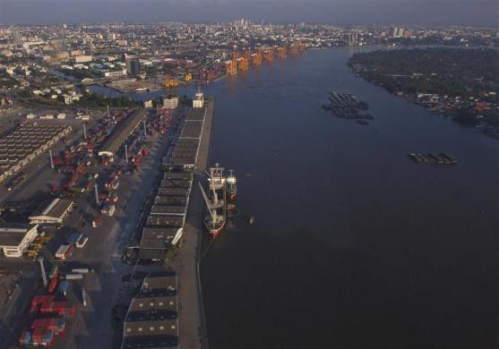 Bến cảnh nằm cạnh sông Chao Phraya ở Bangkok Bến cảnh nằm cạnh sông Chao Phraya ở Bangkok