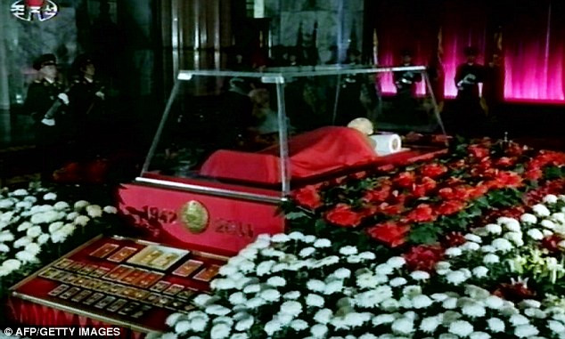 Thi hài Chủ tịch Kim được đặt trong quan tài bằng kính