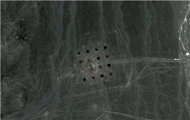 Trong cấu trúc này còn có một mạng lưới những vệt trông giống như các lỗ khổng lồ hình vuông. Trong cấu trúc này còn có một mạng lưới những vệt trông giống như các lỗ khổng lồ hình vuông.