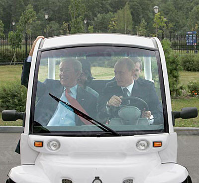 Thủ tướng Putin chở cựu Tổng thống Mỹ George Bush tới dự cuộc họp báo chung, trong khuôn khổ Hội nghị thượng đỉnh G8 ở St. Petersburg, ngày 15/7/2006.