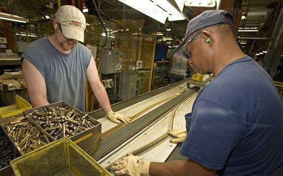 Bên trong nhà máy sản xuất đạn của Mỹ