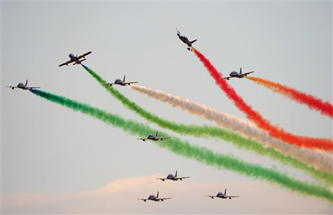 Đội “Tên ba màu” sử dụng máy bay Aermacchi MB339. Đội “Tên ba màu” sử dụng máy bay Aermacchi MB339.